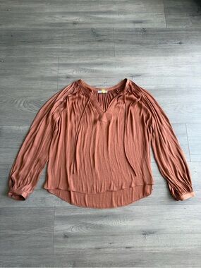 Anna Rae V neck copper/rust blouse - size small